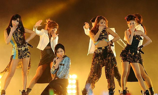 Gambar Foto Penampilan 2NE1 di Konser 'Happening'