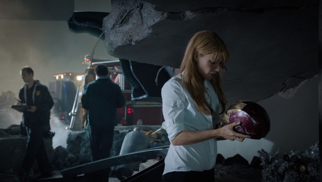 Gambar Foto Pepper Potts Temukan Topeng Iron Man