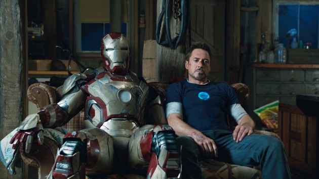 Gambar Foto Tony Stark Duduk Bersama Kostum Iron Man