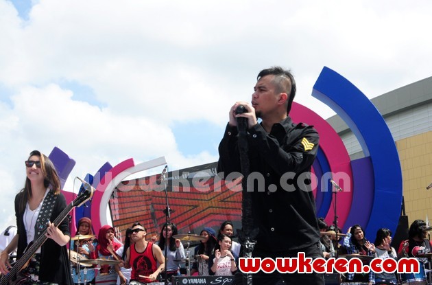 Gambar Foto Penampilan Ahmad Dhani Bersama T.R.I.A.D di Acara Musik 'Dahsyat'