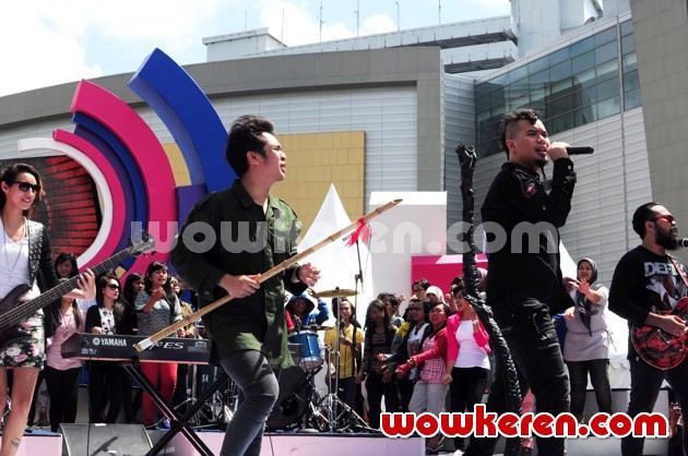 Gambar Foto Penampilan Ahmad Dhani Bersama T.R.I.A.D di Acara Musik 'Dahsyat'