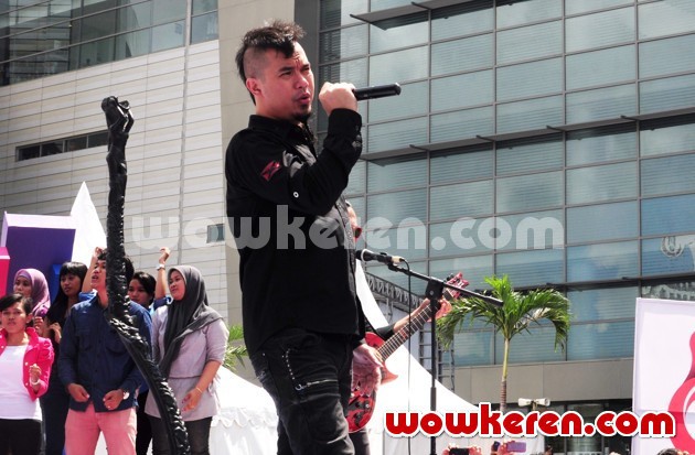 Gambar Foto Penampilan Ahmad Dhani Bersama T.R.I.A.D di Acara Musik 'Dahsyat'