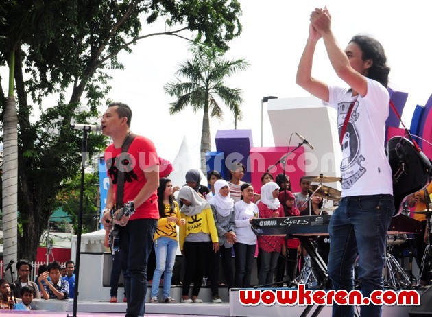 Gambar Foto Anang Hermansyah Saat Mengisi Acara Musik 'Dahsyat'