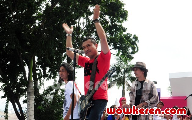 Gambar Foto Anang Hermansyah Saat Mengisi Acara Musik 'Dahsyat'