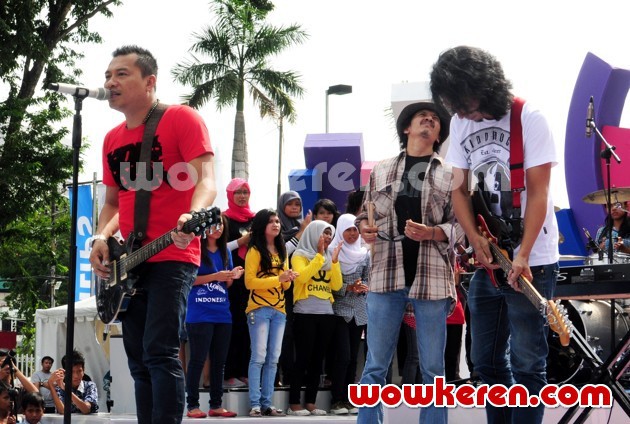 Gambar Foto Anang Hermansyah Saat Mengisi Acara Musik 'Dahsyat'