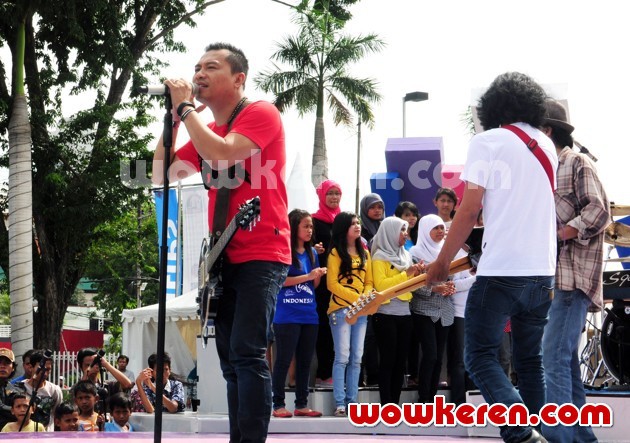 Gambar Foto Anang Hermansyah Saat Mengisi Acara Musik 'Dahsyat'