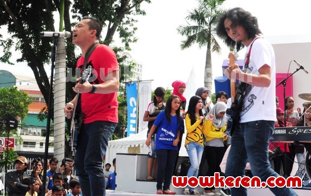Gambar Foto Anang Hermansyah Saat Mengisi Acara Musik 'Dahsyat'