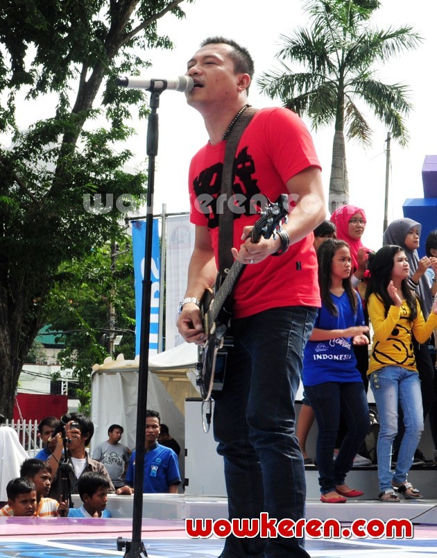 Gambar Foto Anang Hermansyah Saat Mengisi Acara Musik 'Dahsyat'
