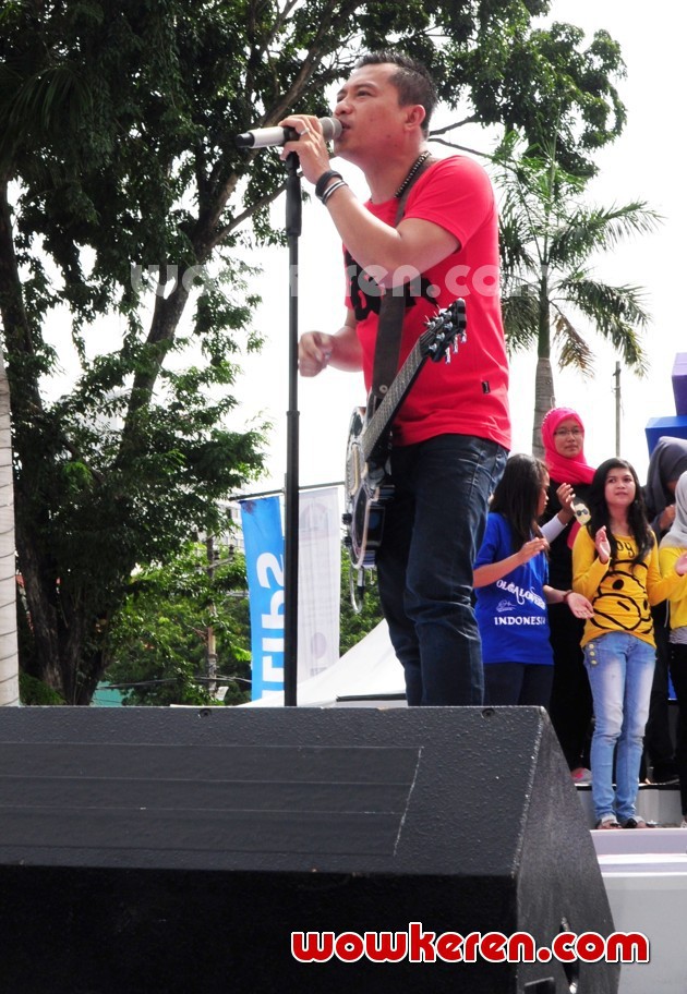 Gambar Foto Anang Hermansyah Saat Mengisi Acara Musik 'Dahsyat'