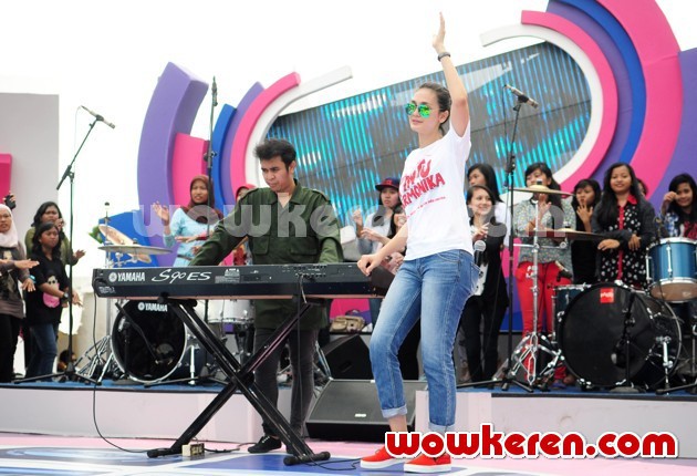 Gambar Foto Olga Syahputra dan Luna Maya Saat Menjadi Host Acara Musik 'Dahsyat'