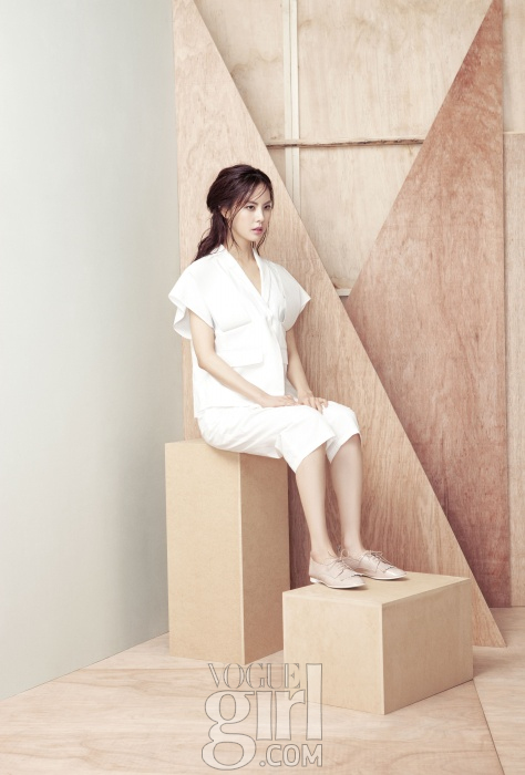 Gambar Foto Park Ji Yoon Berpartisipasi di Proyek 'Pink Wings' Majalah Vogue Girl Edisi Maret 2013