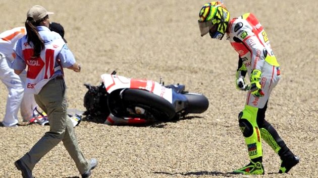 Gambar Foto Andrea Iannone Terjatuh ke Pinggir Lintasan