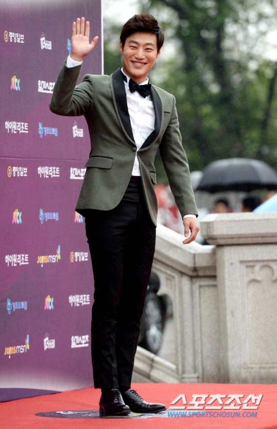 Gambar Foto Lee Hee Joon Hadir di Baeksang Awards 2013