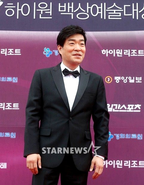 Gambar Foto Son Hyun Joo Hadir di Baeksang Awards 2013