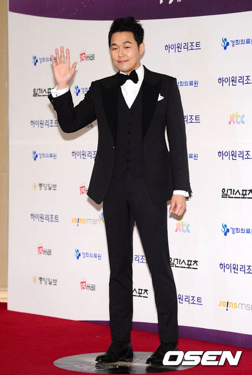 Gambar Foto Park Sung Woong Hadir di Baeksang Awards 2013