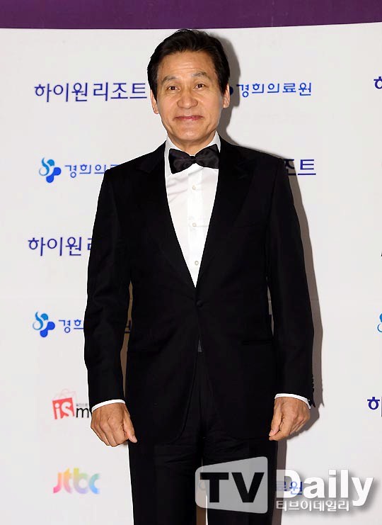 Gambar Foto Ahn Sung Ki Hadir di Baeksang Awards 2013