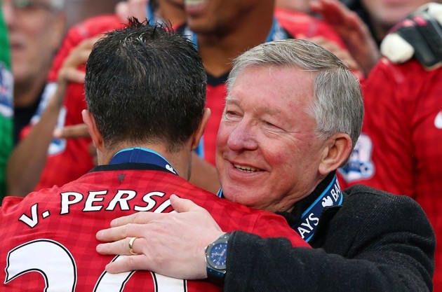 Gambar Foto Alex Ferguson Memeluk Robin van Persie