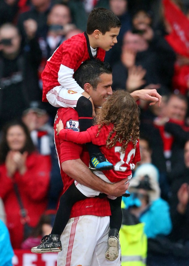 Gambar Foto Robin van Persie Merayakan Kemenangan Bersama Anak-anaknya