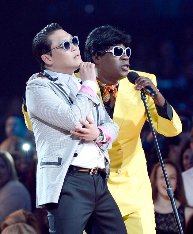 Gambar Foto PSY dan Tracy Morgan di Billboard Music Awards 2013