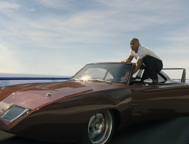 Gambar Foto Dominic Toretto Beraksi di Atas Mobil