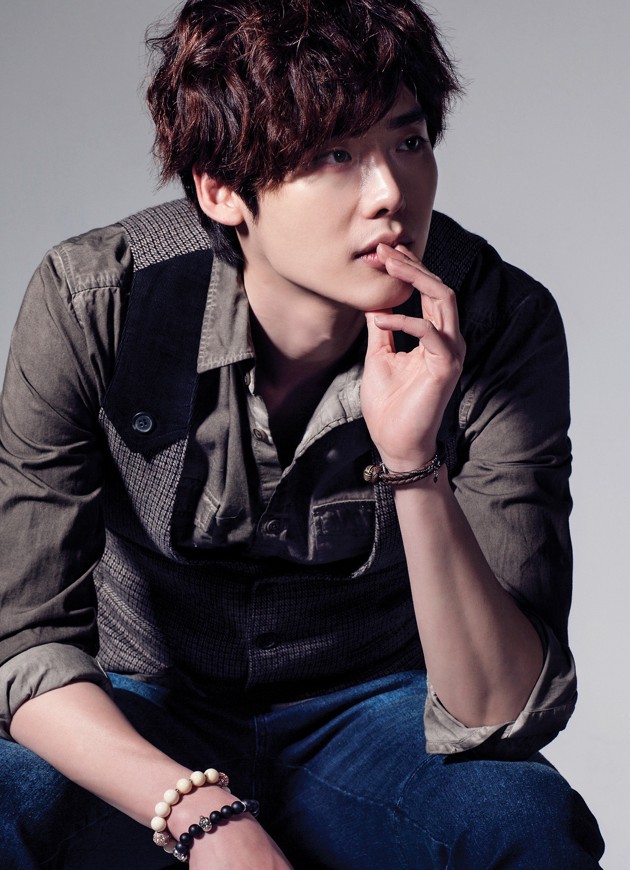 Gambar Foto Lee Jong Suk di Majalah Kwave Edisi Juni 2013