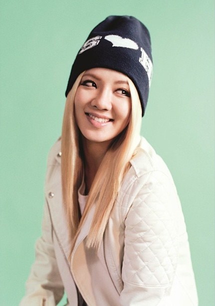 Gambar Foto Hyoyeon di Katalog Fashion Topshop