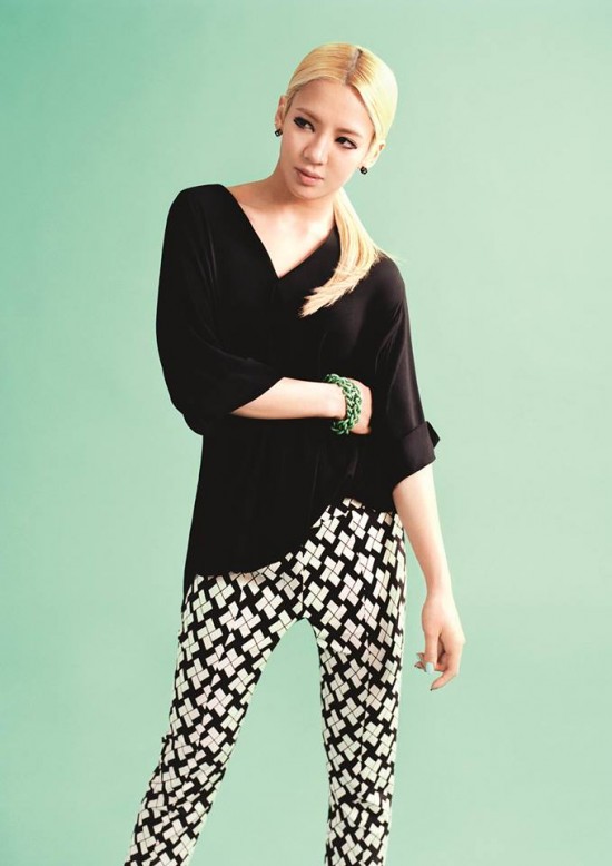 Gambar Foto Hyoyeon di Katalog Fashion Topshop
