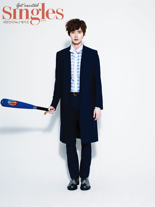 Gambar Foto Lee Jong Suk di Majalah Singles Edisi Juni 2013
