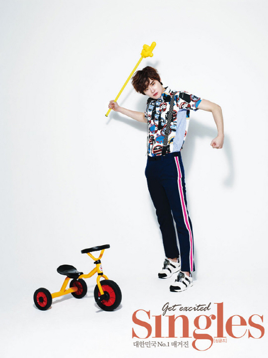 Gambar Foto Lee Jong Suk di Majalah Singles Edisi Juni 2013