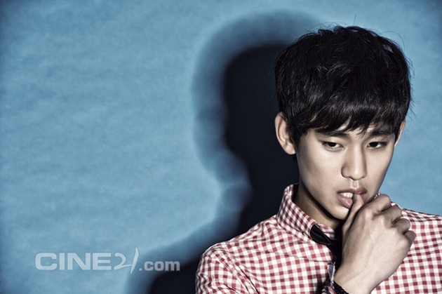Gambar Foto Kim Soo Hyun di Majalah Cine21 Edisi Juni 2013