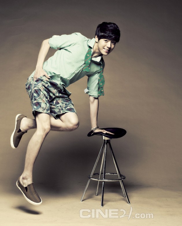Gambar Foto Lee Hyun Woo di Majalah Cine21 Edisi Juni 2013