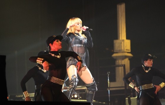 Gambar Foto Rihanna Nyanyikan Lagu Hits di Album 'Diamonds'