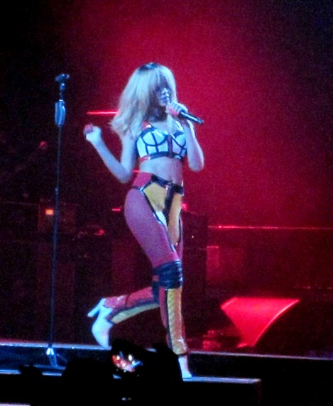 Gambar Foto Penampilan Rihanna di Konser Tur 'Diamonds'