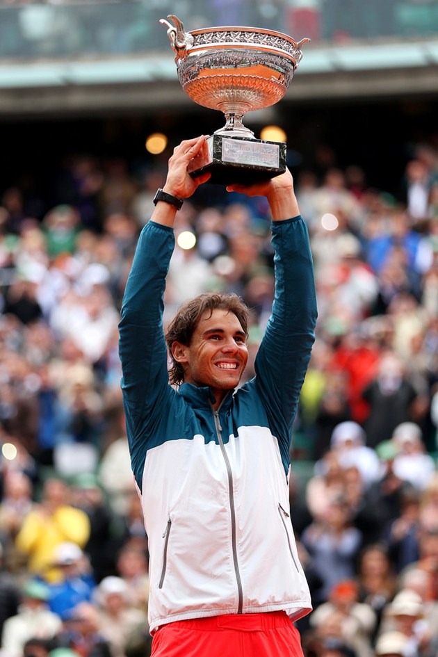 Gambar Foto Rafael Nadal Raih Piala Juara Perancis Terbuka 2013