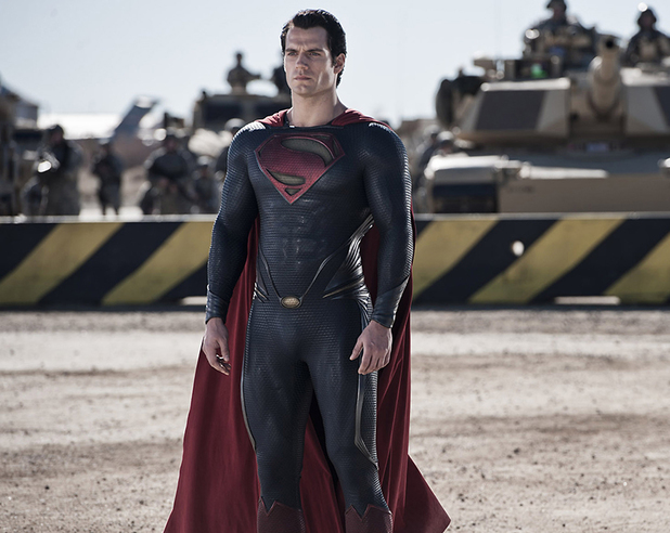 Gambar Foto Superman Saat Dikepung Puluhan Tank