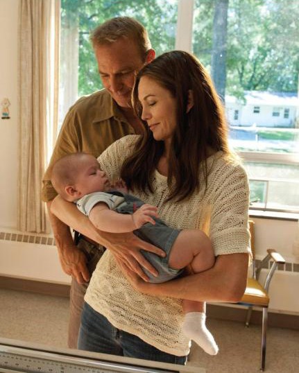 Gambar Foto Jonathan Kent dan Martha Kent Saat Bersama Clark Kent Kecil