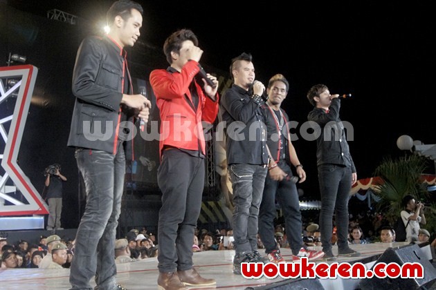 Gambar Foto Kolaborasi Ahmad Dhani dan Nu Dimension di Konser HUT Surabaya ke-720