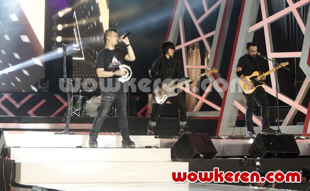 Gambar Foto Penampilan Ahmad Dhani Bersama T.R.I.A.D di Konser HUT Surabaya ke-720