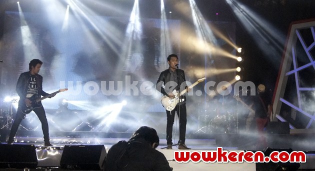 Gambar Foto Penampilan Last Child di Konser HUT Surabaya ke-720
