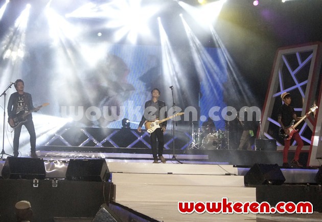 Gambar Foto Penampilan Last Child di Konser HUT Surabaya ke-720