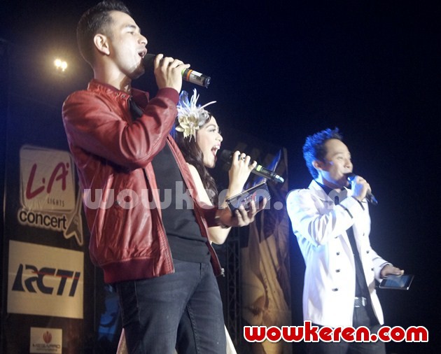 Gambar Foto Raffi Ahmad dan Denny Cagur di Konser HUT Surabaya ke-720