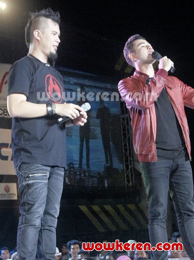 Gambar Foto Raffi Ahmad dan Ahmad Dhani di Konser HUT Surabaya ke-720