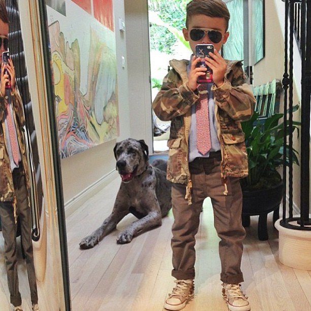 Gambar Foto Alonso Mateo Melakukan Selca di Depan Cermin