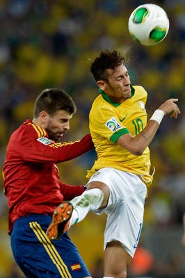 Foto Duel Udara antara Gerard Pique dan Neymar