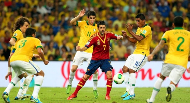 Gambar Foto David Villa Dikepung Para Pemain Brazil