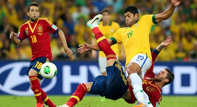 Gambar Foto Duel Sergio Ramos vs Hulk