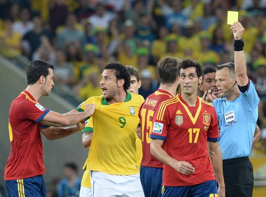 Gambar Foto Alvaro Arbeloa Mendapatkan Kartu Kuning