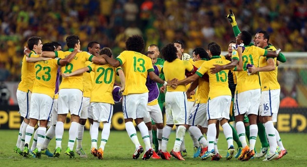 Foto Para Pemain Brazil Berpelukan di Tengah Lapangan