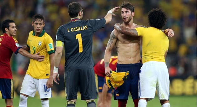 Gambar Foto Sergio Ramos Memberi Selamat Pemain Brazil, Marcelo