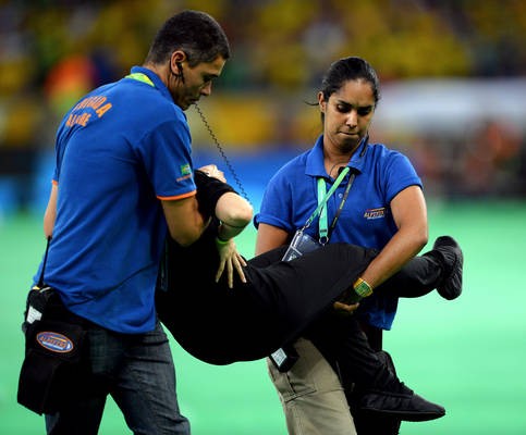 Gambar Foto Seorang Pengunjuk Rasa Dikeluarkan dari Lapangan Saat Laga Final Brazil vs Spanyol